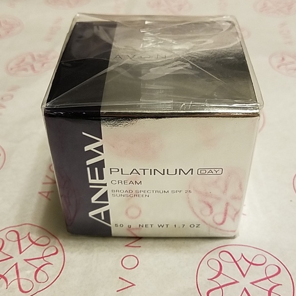 Anew Platinum Day Cream Broad Spectrum SPF 25 - Picture 3 of 5